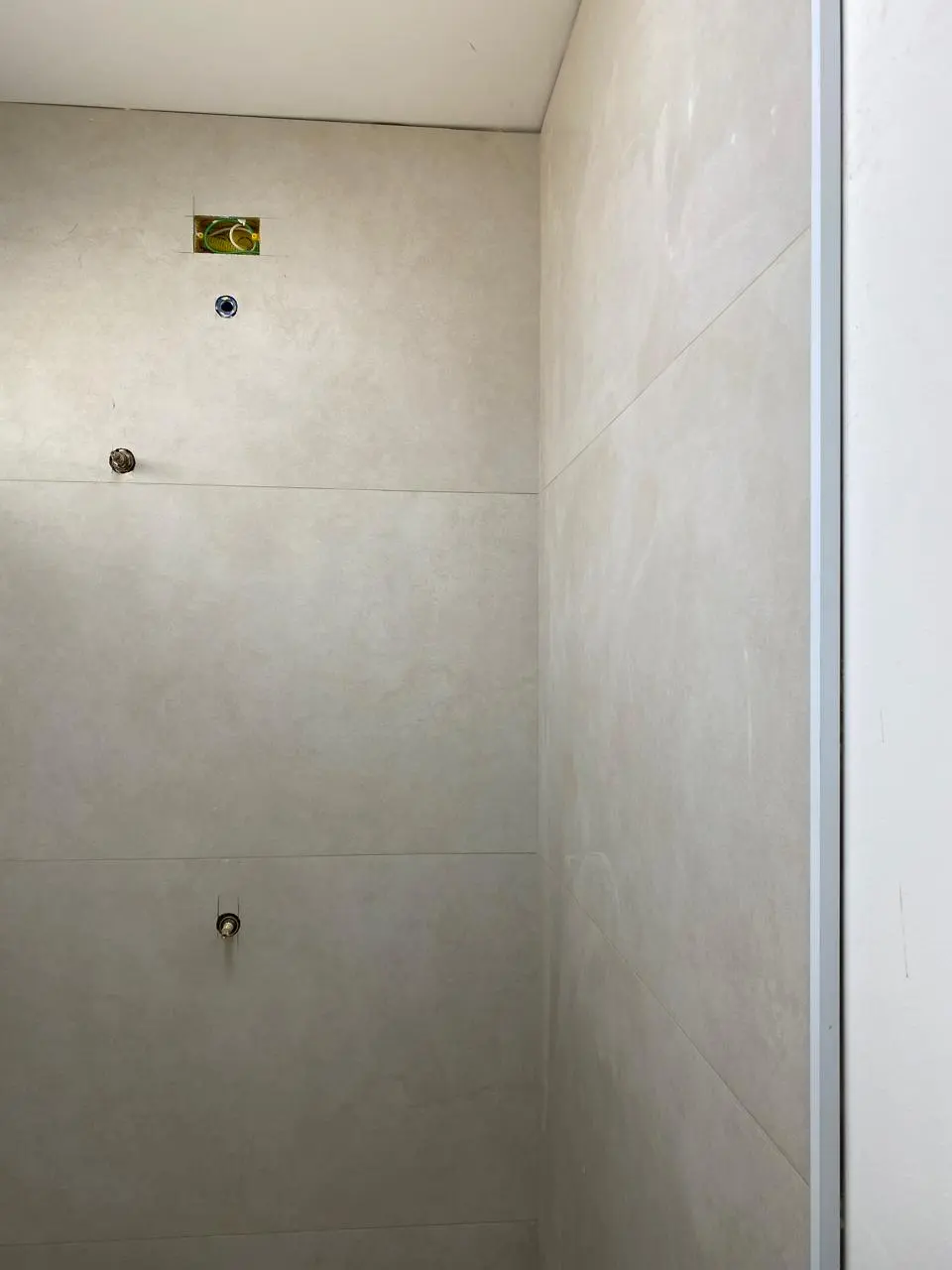 O mesmo box com o porcelanato pronto