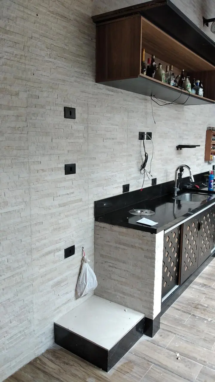Cozinha gourmet com revestimento de parede e piso amadeirado