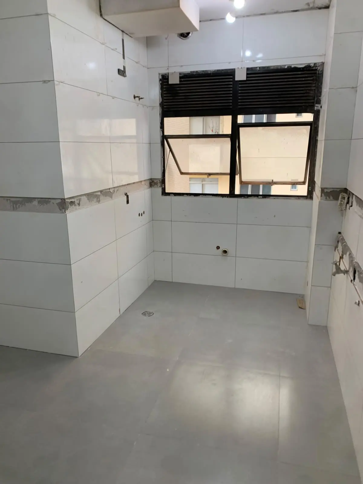 Cozinha com piso e parede em porcelanato