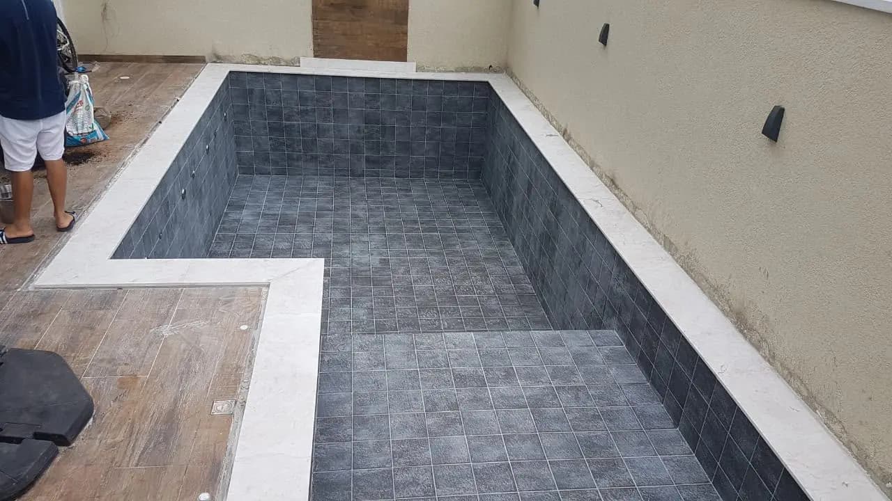 Piscina com revestimento assentado, ainda vazia