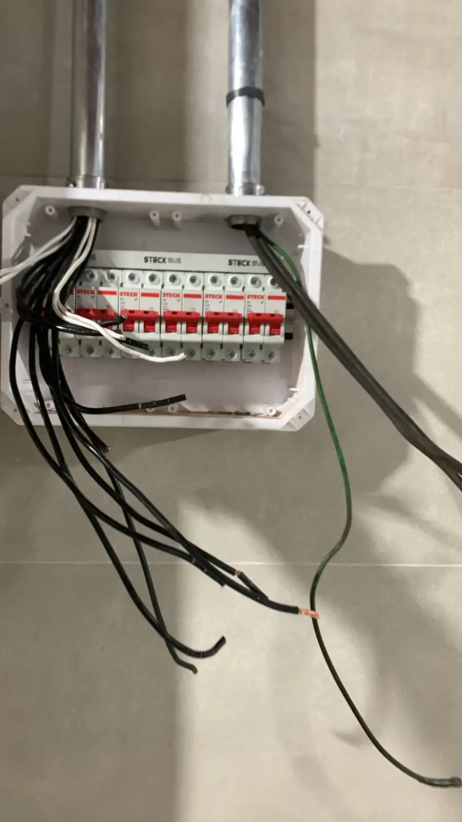 Quadro elétrico com a fiação sendo ligada