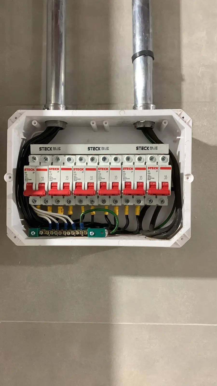 Quadro elétrico com a fiação organizada